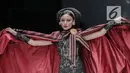Model memperagakan busana rancangan Anne Avantie yang bertajuk Badai Pasti Berlalu pada perhelatan Jakarta Fashion Week 2019 di Senayan City, Selasa (23/10). (Liputan6.com/Faizal Fanani)