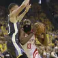 Pemain Rockets, James Harden (kanan) mencoba melewati adangan Stephen Curry during  pada gim keempat final NBA basketball Wilayah Barat di Oracle Arena, Oakland (22/5/2018). Rockets menang 95-92. (AP/Marcio Jose Sanchez)