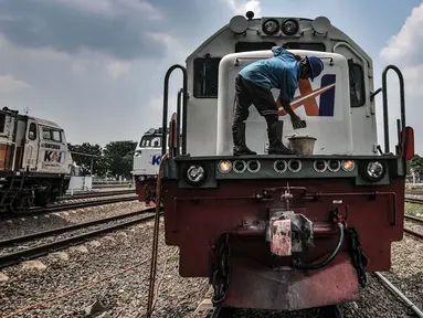 Petugas saat perawatan rutin lokomotif di Depo Kereta Cipinang, Jakarta, Kamis (29/4/2021). Depo Kereta Cipinang merupakan fasilitas perawatan kereta terbesar di Indonesia yang berfungsi sebagai tempat pemantauan kelayakan lokomotif dan gerbong sebelum beroperasi. (merdeka.com/Iqbal S. Nugroho)