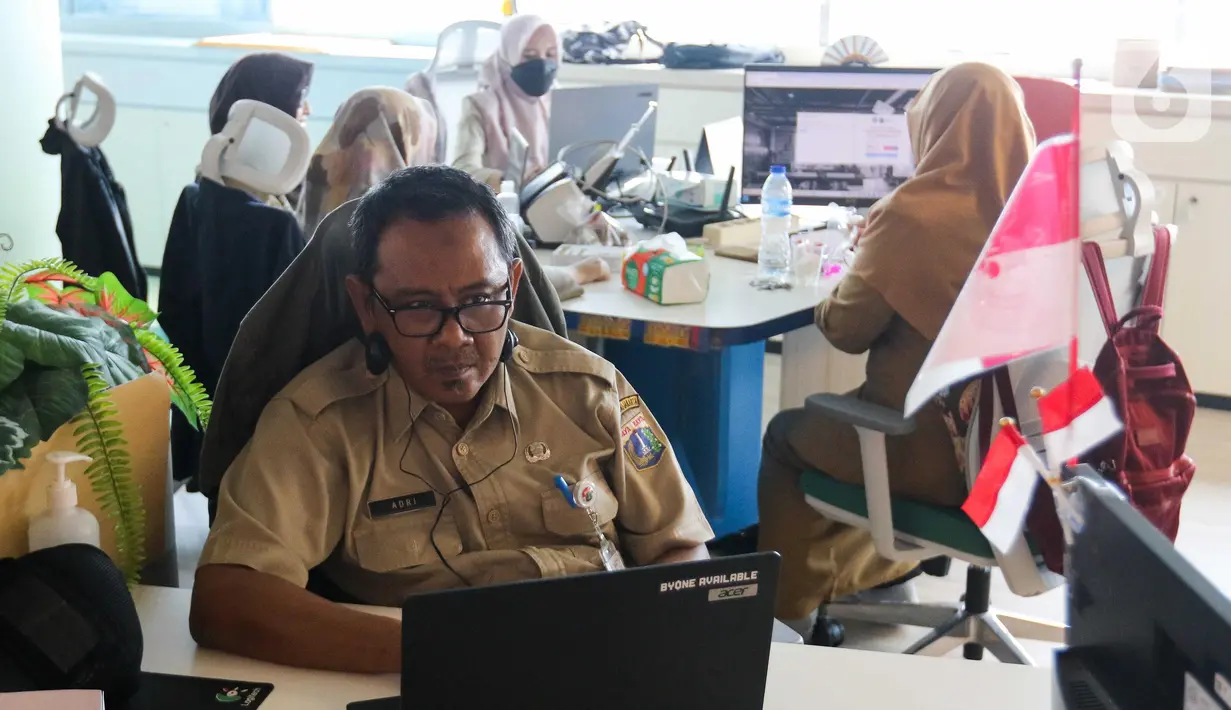 Usai menggelar halalbihalal bersama Gubernur dan Wakil Gubernur, Aparatur Sipil Negara (ASN) di lingkungan Balai Kota Jakarta memulai kembali aktivitas pekerjaan dan pelayanan kepada masyarakat. (Liputan6com/Herman Zakharia)