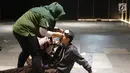 Petugas medis memberi perawatan kepada pelajar yang menjadi korban dalam demonstrasi berujung ricuh di Pejompongan, Jakarta, Rabu (25/9/2019). Sebelumnya, ribuan pelajar yang melangsungkan demonstrasi di Gedung DPR terlibat bentrok dengan polisi. (Liputan6.com/Helmi Fithriansyah)