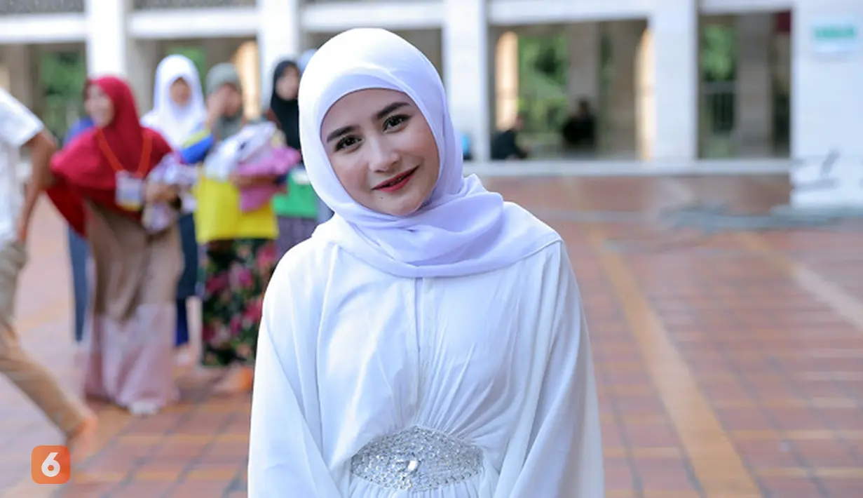 Meskipun punya jadwal yang padat, tapi hal itu tak membuat Prilly Latuconsina lupa untuk ibadah. Terlebih, lahir dari keluarga yang religius pun membangun pribadi gadis 21 tahun itu menjadi sosok agamis. (Deki Prayoga/Bintang.com)