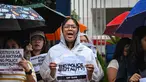 Sekelompok pemuda menggelar aksi protes di depan Markas Besar Kepolisian Distrik Manila, Filipina pada 22 September 2025. (Jam STA ROSA/AFP)