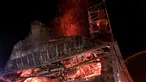 Kobaran api muncul di tengah proses restorasi masjid bersejarah di era Ottoman di Kota Didymoteicho, Yunani, Rabu (22/3). Otoritas setempat menyebut api menyebabkan kerusakan serius pada sejumlah bagian di masjid peninggalan abad XV itu. (AFP Photo)