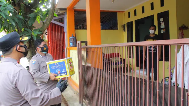 Wakapolres Serang Kota, Kompol Feby Hariyanto, Bagikan Sembako Ke Pasien Isoman. (Kamis, 22/07/2021).