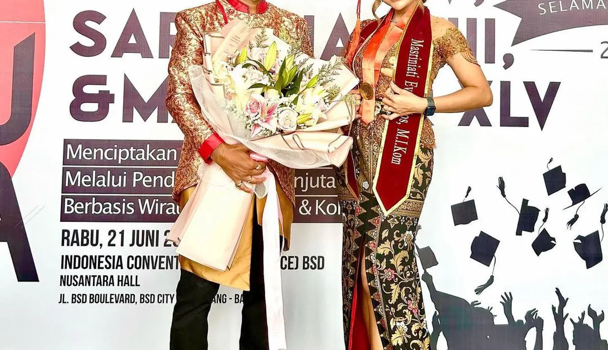 Tak sendirian, Eva tampak didampingi suami tercinta yang berasal dari India, Karan Romana. [Foto: IG/evabelisima_],