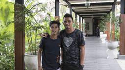 Pemain Persija, Maman Abdurahman dan Aldi Al Achy, tampak santai di Hotel Ijen Suites, Malang, Jumat (20/11/2015). (Bola.com/Vitalis Yogi Trisna)