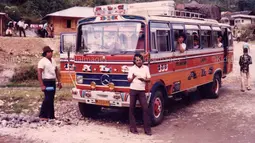 Roof rack untuk membawa barang sudah menjadi ciri khas bus lintas Sumatera. (Source: imotorium.wordpress.com)