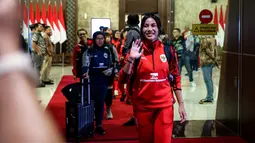 Pemain Timnas Indonesia, Safira Ika Putri menyapa awak media saat kedatangan mereka setelah menjuarai Piala AFF Wanita 2024 di Gedung VVIP Terminal 3 Bandara Soekarno Hatta, Tangerang, Jumat (06/12/2024). (Bola.com/Bagaskara Lazuardi)