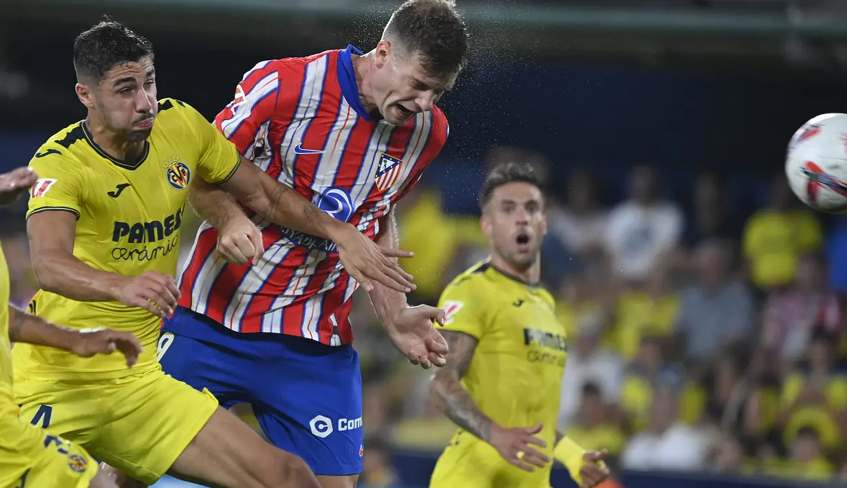 Beruntung, Atletico mampu membayar kesalahan itu dan mencetak gol penyeimbang lagi di menit 45+5 lewat Alexander Sorloth. (JOSE JORDAN / AFP)