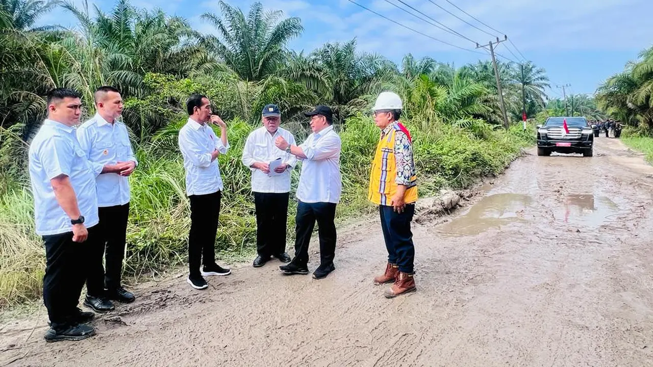 Presiden Joko Widodo atau Jokowi meninjau kondisi ruas jalan Gunting Saga di Kabupaten Labuhanbatu Utara, Sumatera Utara (Sumut), Rabu (17/5/2023).