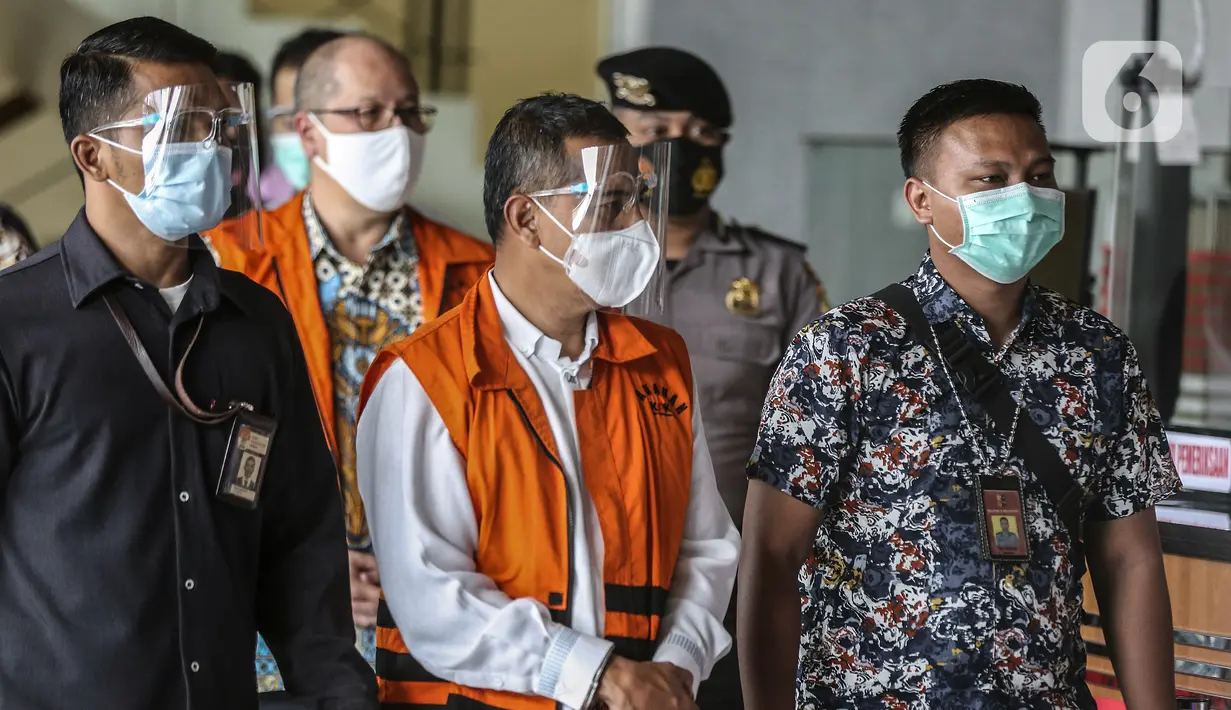 Wali Kota Cimahi Ajay Muhammad Priatna (tengah) usai diperiksa terkait kasus suap perizinan pengembangan Rumah Sakit Kasih Bunda Cimahi di Gedung KPK, Jakarta, Sabtu (28/11/2020). Ajay diduga menerima suap sebesar Rp 1,661 miliar dari total kesepakatan Rp 3,2 miliar. (Liputan6.com/Johan Tallo)