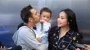 Setelah selesai merayakan ulang tahun bareng, pasangan Nagita Slavina dan Raffi Ahmad melakukan ibadah umrah. Ini kali pertama pasangan ini umrah bareng dengan buah hatinya. (Adrian Putra/Bintang.com)