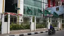 Kondisi kantor DPP Partai Persatuan Pembangunan (PPP) yang dikelilingi kawat berduri di Jakarta, Kamis (20/7). Pemasangan kawat duri tersebut untuk mengantisipasi pendudukan paksa DPP PPP. (Liputan6.com/Faizal Fanani)