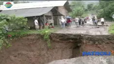 Kini mereka hanya bisa berharap, jembatan yang putus segera diperbaiki agar aktivitas warga kembali pulih.