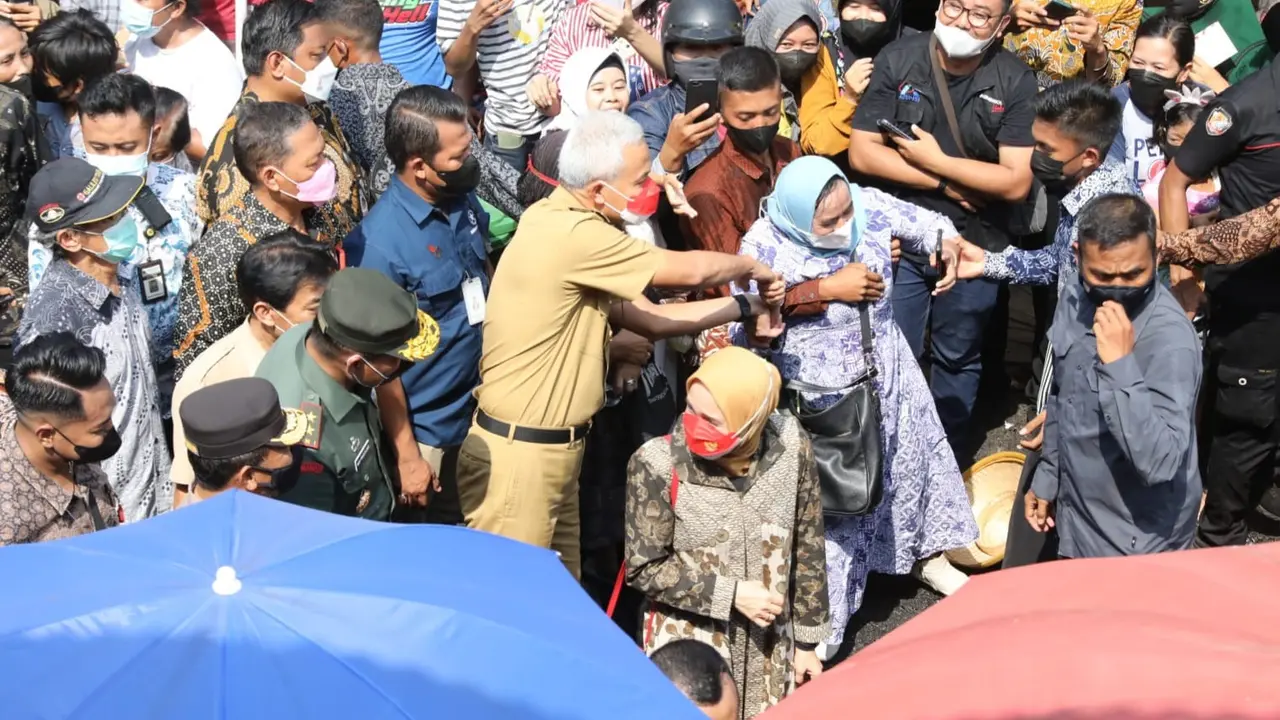 Gubernur Jateng Ganjar Pranowo mendampingi Presiden Jokowi di Pasar Peterongan, Semarang, Jawa Tengah. (Foto: Liputan6.com/Pemprov Jateng)