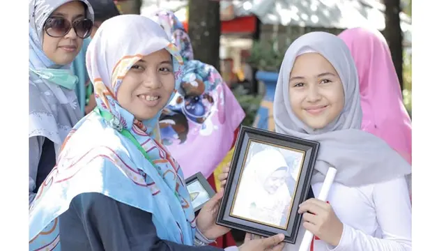 6 Foto Lawas Sandrinna Michelle saat SD, Tampil Berhijab