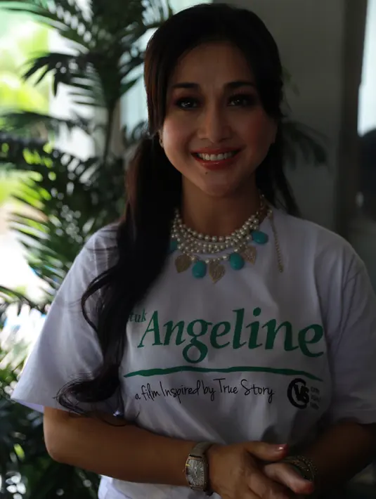 Paramitha Rusady di duetkan kembali dengan kekasih, Hans De Kraker dalam sebuah film. Sebelumnya Mitha dan Hans bermain di film ‘Ketika Bung di Ende’. Kali ini mereka di pasangkan kembali dalam film ‘Untuk Angeline’. (Galih W. Satria/Bintang.com)