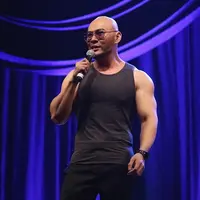 Deddy Corbuzier balas dendam pada Pandji Pragiwaksono di panggung JICOMFEST 2019. (Bambang E. Ros/Fimela.com)