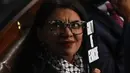 Rashida Tlaib  mengangkat sebuah papan bertuliskan “penjahat perang” dan “Bersalah atas genosida” di sisi lainny ketika Netanyahu berbicara. (AP Photo/Julia Nikhinson)