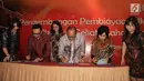 Ketua Umum APPI Suwandi Wiratno (kedua kiri), Ketua Umum Kadin Rosan Roeslani (tengah) dan  Suryani Molik Ketua Umum  HIPPI (kedua kanan) menanda tangani MOU di Jakarta (14/8). (Liputan6.com/Helmi Afandi)