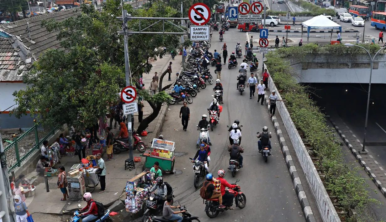 Pengendara sepeda motor melawan arah di kawasan Pasar Minggu, Jakarta Selatan, (9/11/2015). Rambu - rambu lalu lintas yang berada di lokasi Pasar Minggu ini tampak tak berfungsi sama sekali. (Liputan6.com/Immanuel Antonius)