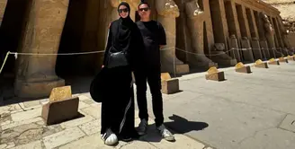 Bersama suaminya, Ratna Galih mengenakan pakaian serba hitam serasi dengan suaminya saat berada di Mesir. Ia memilih dengan kerudung pashmina dipadukan baju hitam dan sepatu Adidas. [@ratnagalih]