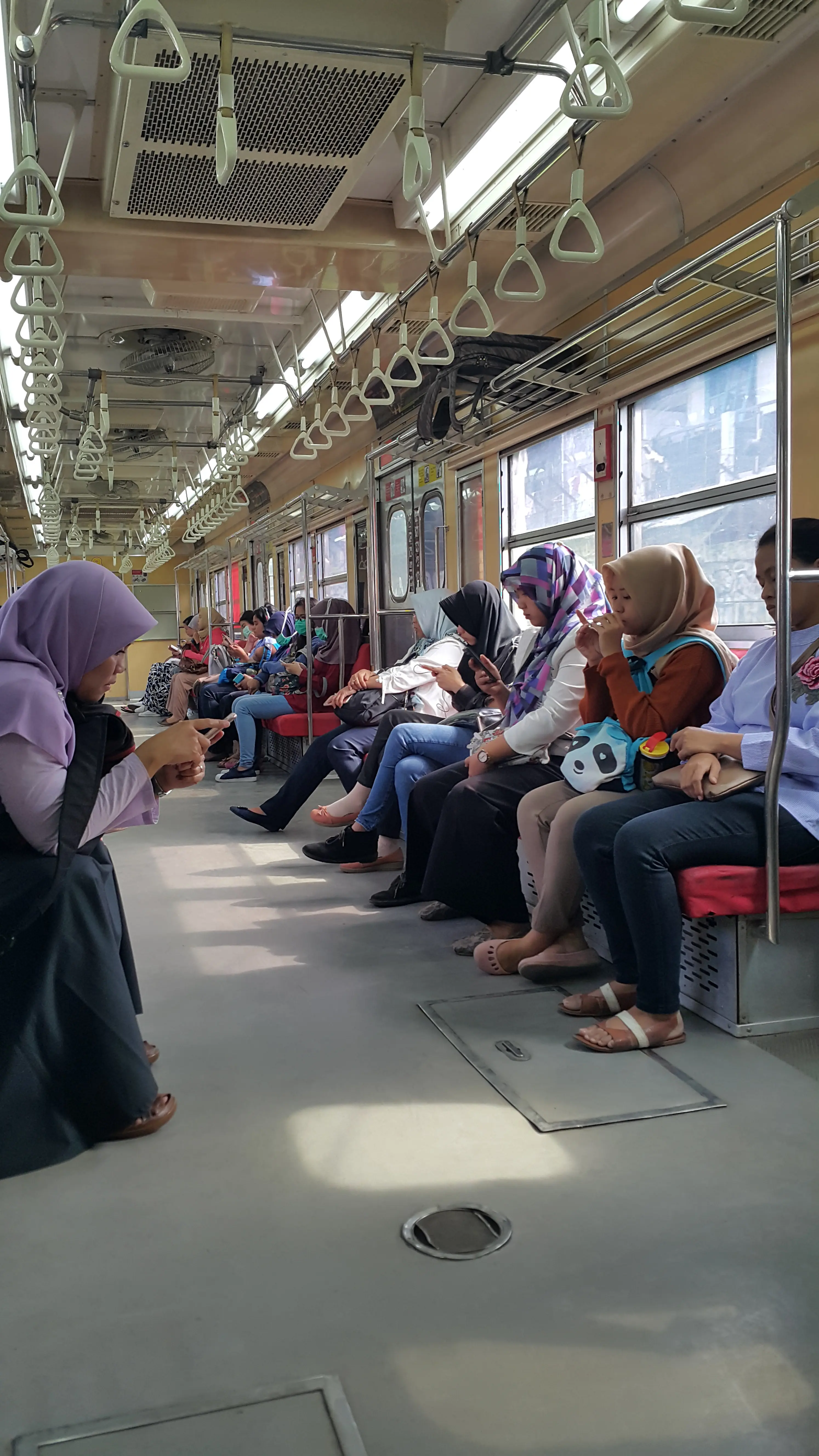 Editor Says: Haruskah Berebut Tempat Duduk dengan Ibu Hamil? (Bintang.com/Gadis Abdul)