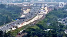 Sejumlah kendaraan melintas di dekat proyek pembangunan tol yang merupakan bagian dari Tol JORR II di kawasan BSD, Tangerang Selatan, Banten, Minggu (15/12). Jalan tol ini nantinya menyambungkan Tol Kunciran–Serpong di bagian barat dan Tol Cinere–Jagorawi di bagian timur. (merdeka.com/Arie Basuki)