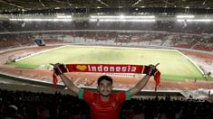 Suporter asal Jakarta, Mulki, bepose di SUGBK, Senayan, Jakarta, Minggu (14/1/2018). Selain untuk menyaksikan laga Indonesia Vs Islandia, kehadiran para suporter juga karena ingit melihat wajah baru SUGBK. (Bola.com/M Iqbal Ichsan)