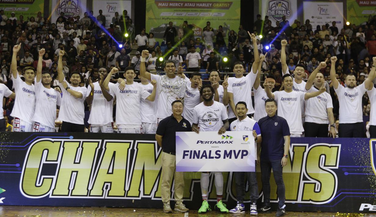 Pebasket Stapac Jakarta, Savon Goodman, foto bersama tim usai melawan Satria Muda Jakarta pada laga final IBL 2019  di C-Tra Arena, Bandung, Sabtu (23/3). Savon Goodman terpilih menjadi pemain terbaik IBL 2019. (Bola.com/M Iqbal Ichsan)