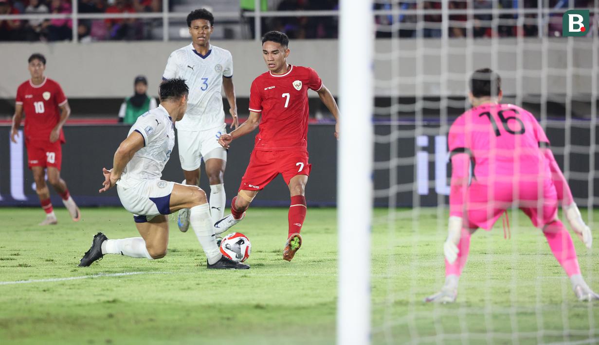 Pemain Timnas Indonesia, Marselino Ferdinan, berusaha mencetak gol ke gawang Filipina dalam laga terakhir Grup B Piala AFF 2024 yang digelar di Stadion Manahan, Solo, Sabtu (21/12/2024). (Bola.com/Abdul Aziz)