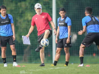 Pelatih kepala Timnas Indonesia, Shin Tae-young (kiri kedua) menendang bola saat latihan persiapan kualifikasi Piala AFC 2023 yang berlangsung di Lapangan G, Senayan, Sabtu (02/10/2021). Indonesia dijadwalkan akan melawan Taiwan pada 7 dan 11 Oktober 2021 di Thailand. (Bola.com/Bagaskara Lazuardi)