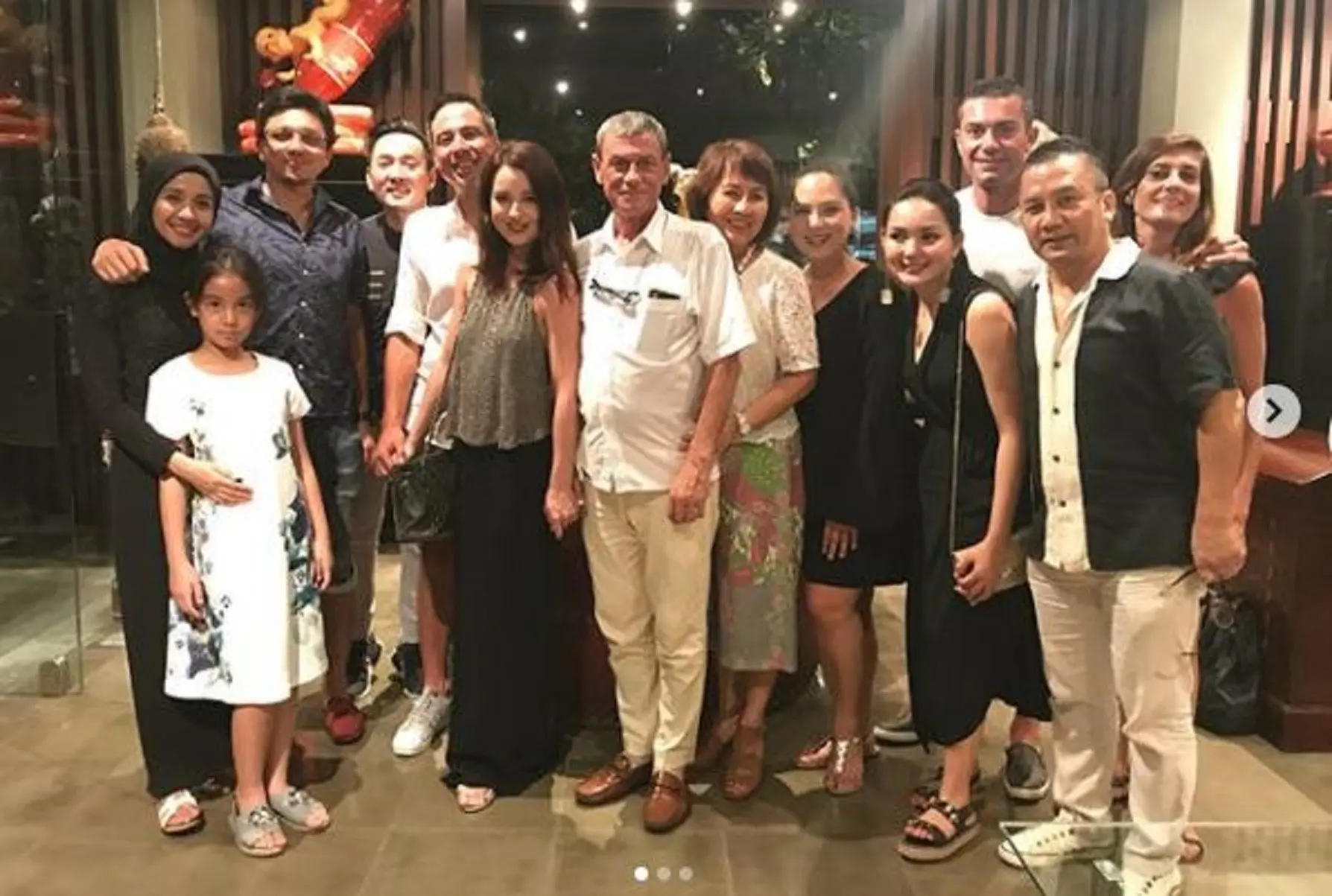 Julie Estelle foto bersama dengan para sahabatnya saat ulang tahunnya di Bali, Kamis (4/1/2018) (Instagram/@julestelle)