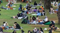 Sementara, anak-anak berlarian dan bermain, pengunjung lainnya menikmati jajanan yang tersedia di sekitar taman ini. (Liputan6.com/Angga Yuniar)