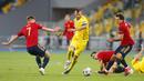 Pemain Ukraina, Andriy Yarmolenko, berusaha melewati pemain Spanyol pada laga UEFA Nations League di Stadion Olimpiyskiy, Rabu (14/10/2020). Ukraina menang dengan skor 1-0. (AP/Efrem Lukatsky)