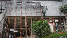 Pekerja merenovasi Gedung DPRD DKI Jakarta. Foto diambil pada Jumat (14/11/2014). (Liputan6.com/Faizal Fanani)