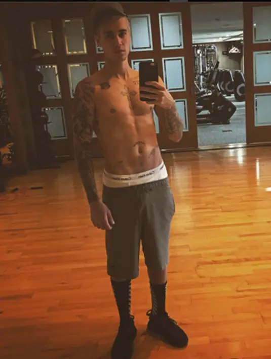 Pelantun ‘Love Yourself’ ini melakukan ‘mirror selfie’ yang menunjukkan seluruh tubuhnya. Tampak penyanyi muda ini telanjang dada dan tubuhnya dipenuhi dengan tato. (via instagram/@justinbieber)