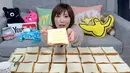 Dalam video tersebut, Yuka Kinoshita mulai membariskan sepuluh kantong berisi sepuluh lembar roti itu satu per satu. Dia memperlihatkan selembar roti sebelum dimasukkan ke dalam mulutnya. (dailymail.co.uk)