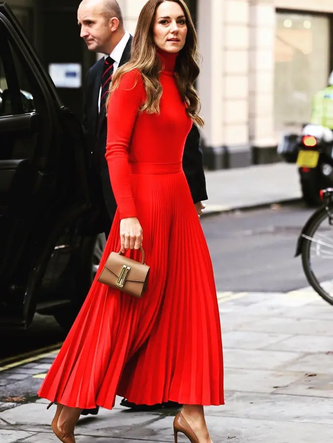 Kate Middleton Tampil Berani dengan Serba Merah dan Jinjing Tas Rp5Jutaan