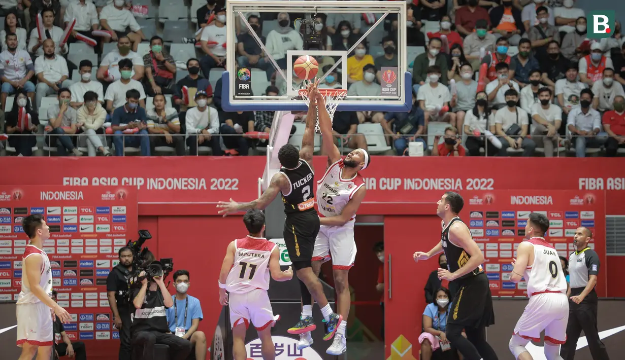 <p>Pemain Timnas Basket Indonesia, Maruqes Tarrell Bolden (tengah kanan) menghentikan bola pemain Timnas Basket Yordania, Dar Tucker saat matchday kedua Grup A FIBA Asia Cup 2022 antara Timnas Basket Indonesia melawan Timnas Basket Yordania di Istora Senayan, Jakarta, Kamis (14/07/2022). (Bola.com/Bagaskara Lazuardi)</p>
