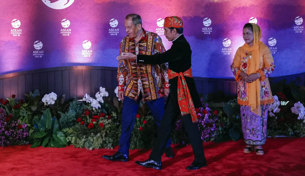 Menteri Luar Negeri Rusia Sergey Lavrov (kiri) disambut oleh Presiden Indonesia Joko Widodo atau Jokowi (tengah) dan Ibu Negara Iriana Widodo pada gala dinner KTT ke-43 ASEAN di Jakarta, Indonesia, Rabu (6/9/2023). (Mast IRHAM/POOL/AFP)