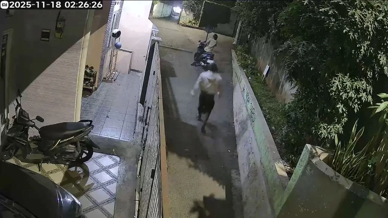 Takapan CCTV aksi pencurian rumah kosong di kawasan Mampang, Jakarta Selatan.