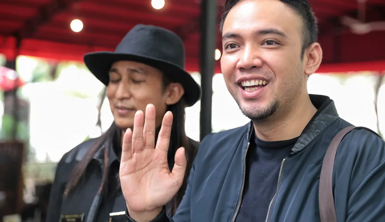 "Saya sebagai seorang ayah yang ingin menyelamatkan anak-anak saya dari tindakan-tindakan yang kurang terpuji. Ya wajib melakukan hal ini semua,” tutur Sandy. (Adrian Putra/Bintang.com)