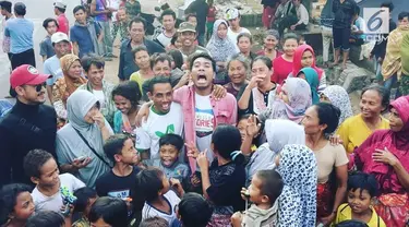 Setelah lama hilang kabarnya, Udin Sedunia kembali hadir untuk menghibur korban gempa Lombok. Udin dengan candaannya yang khas berhasil membuat para korban tertawa.
