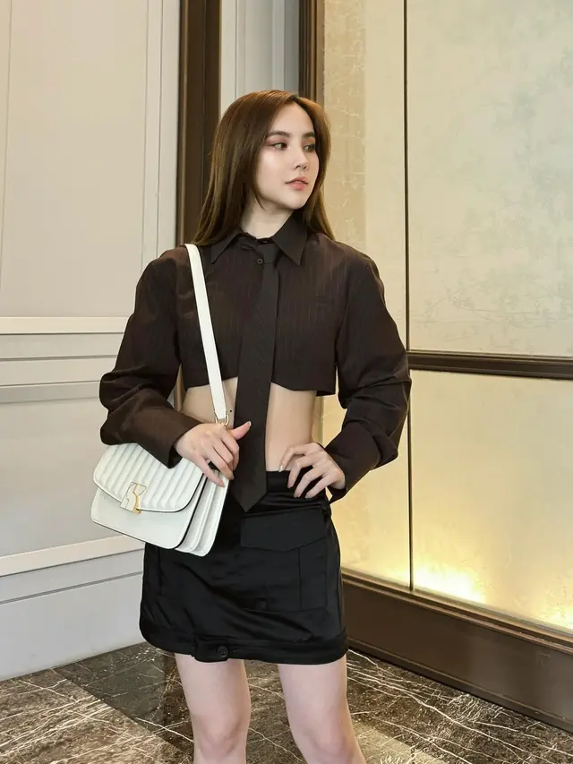 Pamer Perut Langsing, 7 Potret  Agatha Chelsea dengan Busana Stylish