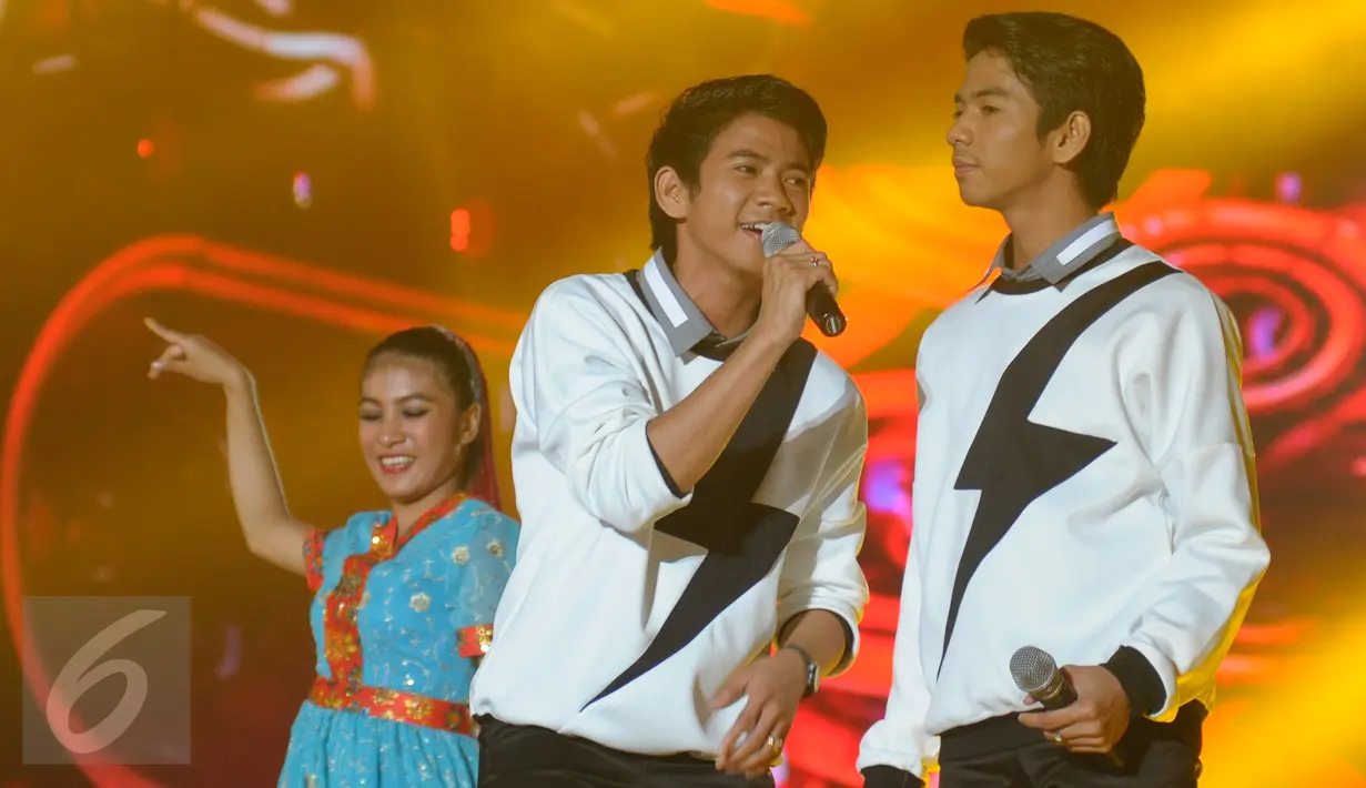 Penyanyi jebolan 'D Academy' Rizky dan Ridho tampil di panggung Move On Party 2016 di pantai karnaval Ancol, Jakarta, (31/12). Sejumlah artis papan atas Indonesia turut menghibur Masyarakat yang berkunjung ke pantai Ancol. (Liputan6.com/Herman Zakharia)