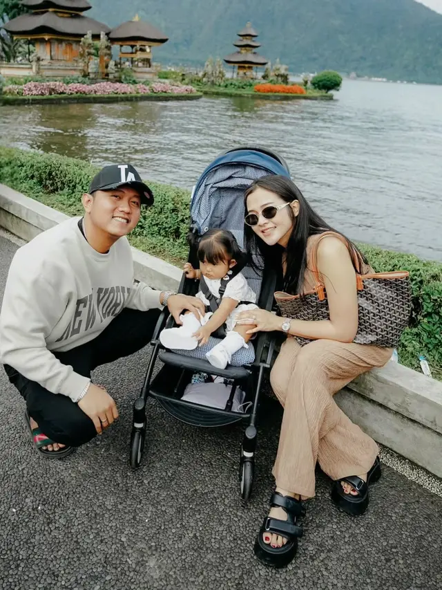 Potret Denny Caknan Ajak Keluarga Liburan ke Bali, Pose Dek Cunda Bikin Gemas Netizen (credit: instagram/denny_caknan)