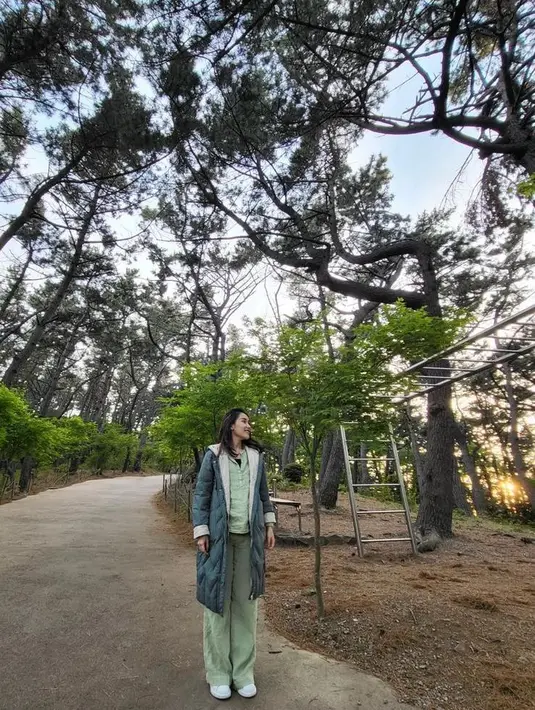 Menikmati musim semi di Korea, Ayu Ting-Ting kerap tampil dengan layering outfit yang kece.  [Foto: IG/ayutingting92].