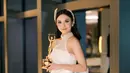 Di AMI Awards 2023, Mahalini tampil bak peri degnan dress cantik berwarna putih dan hair-piece yang manis. [Foto: Instagram/mahaliniraharja]